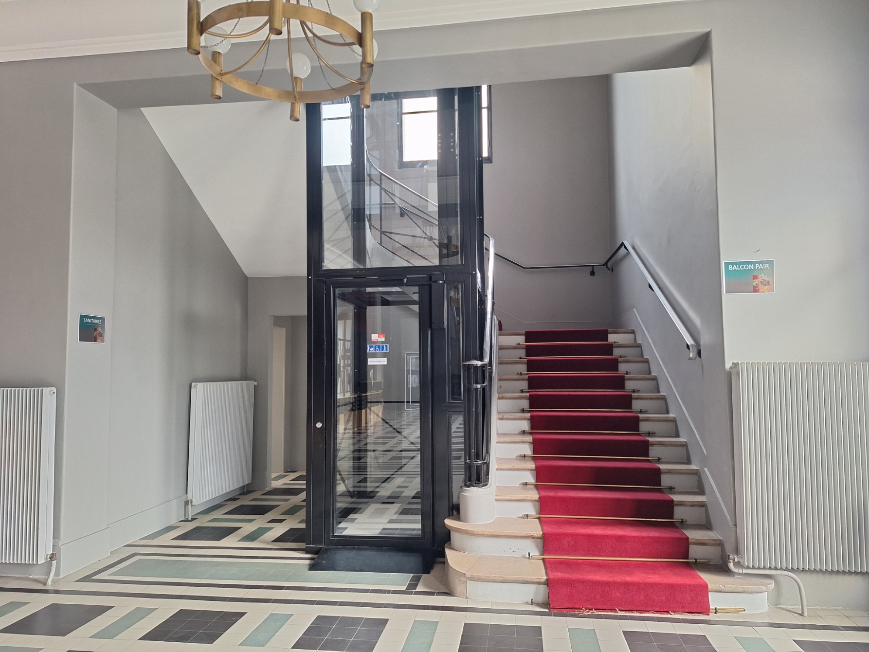 Detail of temperature setting button on kettle bass with digital degree readout.