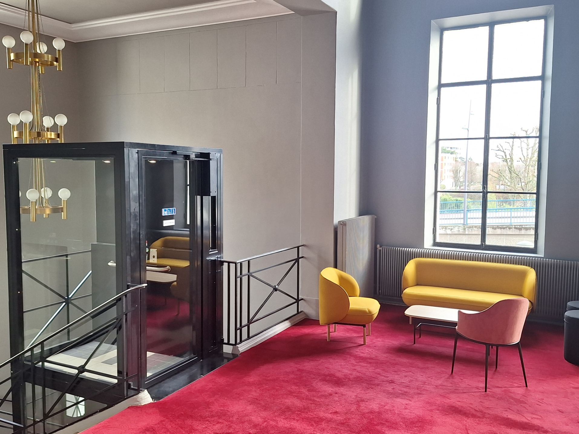 Detail of temperature setting button on kettle bass with digital degree readout.