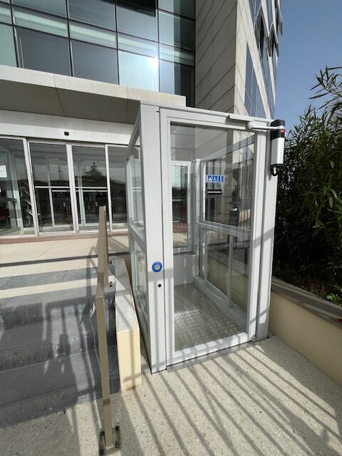 Detail of temperature setting button on kettle bass with digital degree readout.