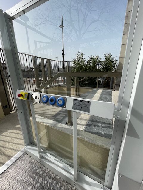 Detail of temperature setting button on kettle bass with digital degree readout.